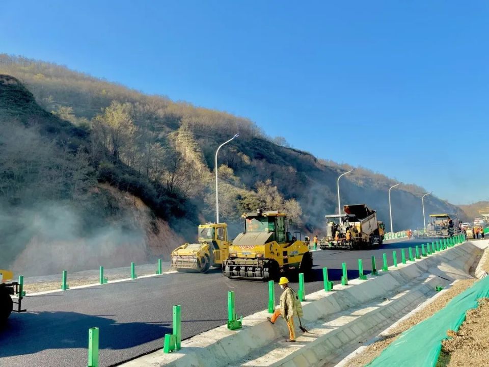 s28灵台至华亭高速公路最后一段路面完成沥青上面层摊铺,标志着灵华