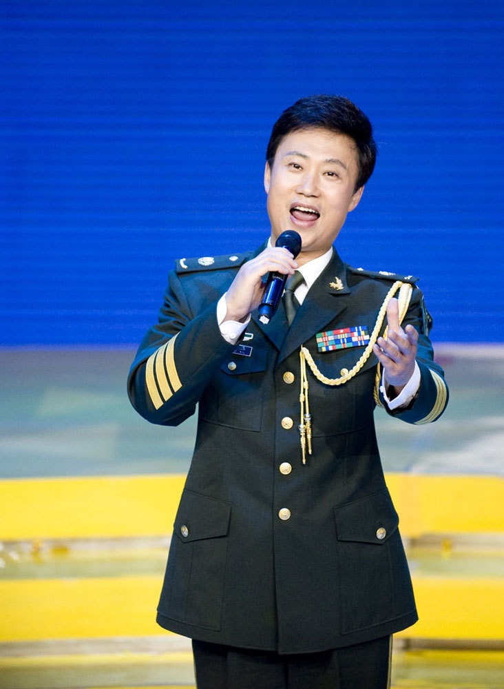 52岁耿为华现身陕西农村,脚踩黄土地干农活,手拿铁锹边铲边高歌_腾讯