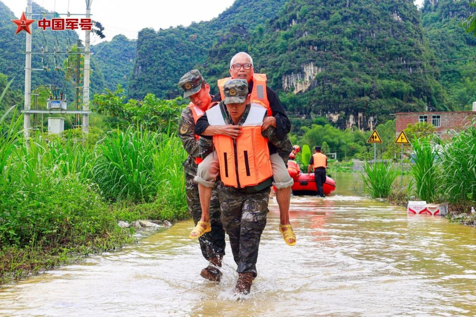 广西河池:洪水围困村庄 武警官兵紧急救援