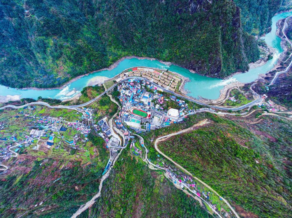 聚焦云南县域教育 | 福贡县石月亮中学:绿漫校园 美沁心田_腾讯新闻