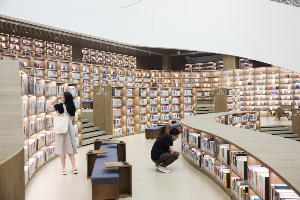 6月12日,读者在位于嘉兴市艺术文化中心的秀洲区图书馆内阅读.