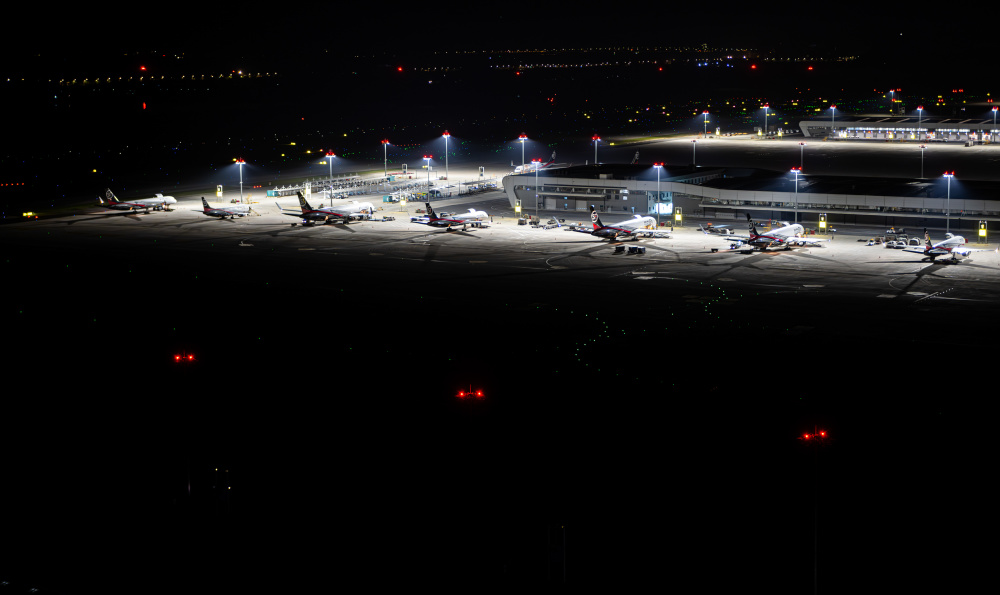 新华全媒 |我国首个专业货运枢纽机场国际货邮吞吐量突破10万吨