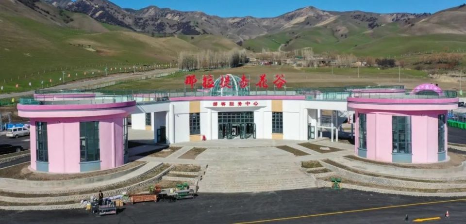 2023年新源县对那拉提杏花谷进行改造升级,新建一座游客服务大厅,游客