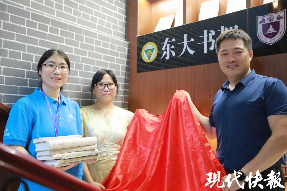 近80所高校齐聚南京九中咨询会,东南大学设立"东大书架"