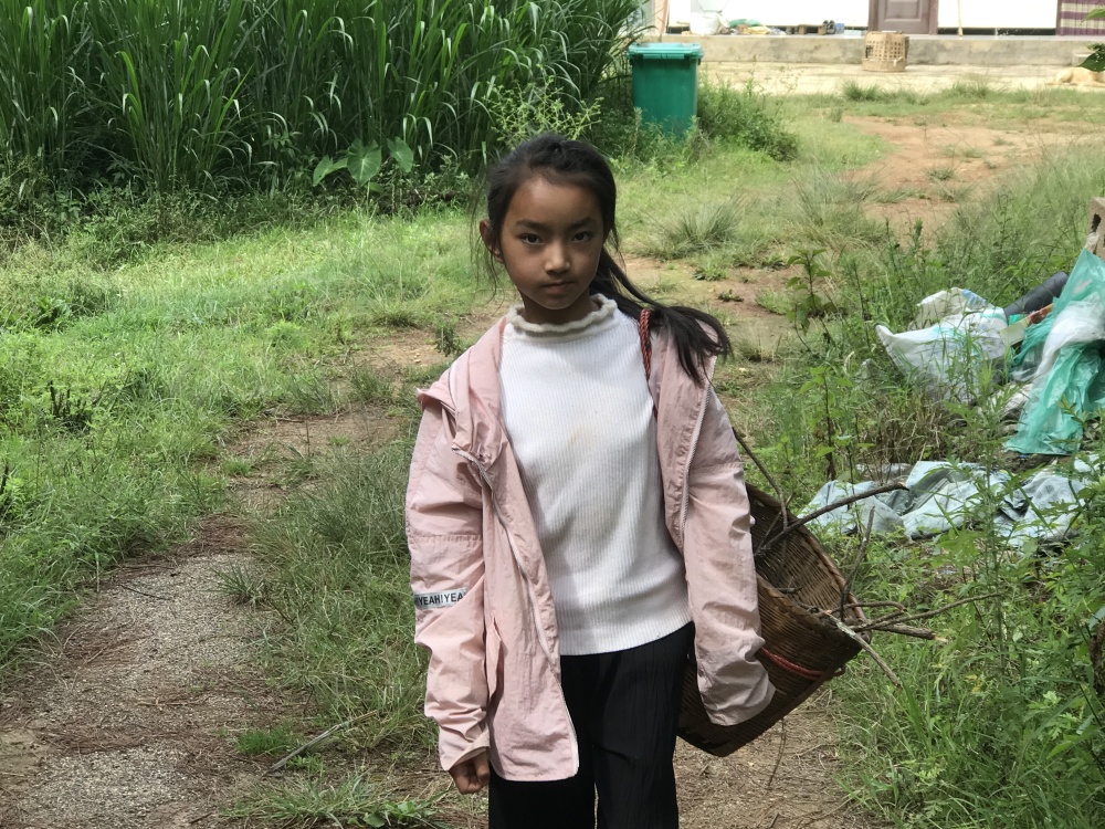 男子患病离世后妻子抛下女儿选择再婚,10岁女孩无奈成"孤儿"