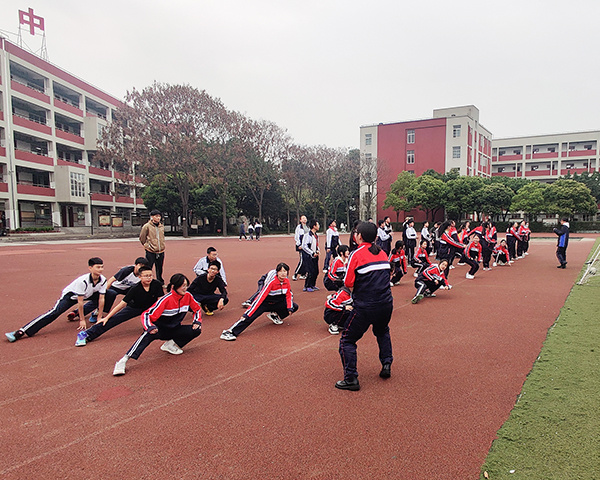 乘风破浪潮头立 "艺"起扬帆正当时 郫都四中召开体艺工作会_腾讯新闻
