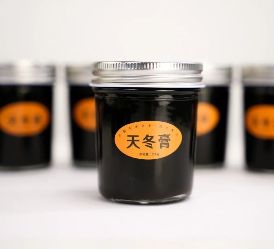 香港威式集团董事长任芸萱,深圳四好商会常务副主任兼秘书长潘安平等