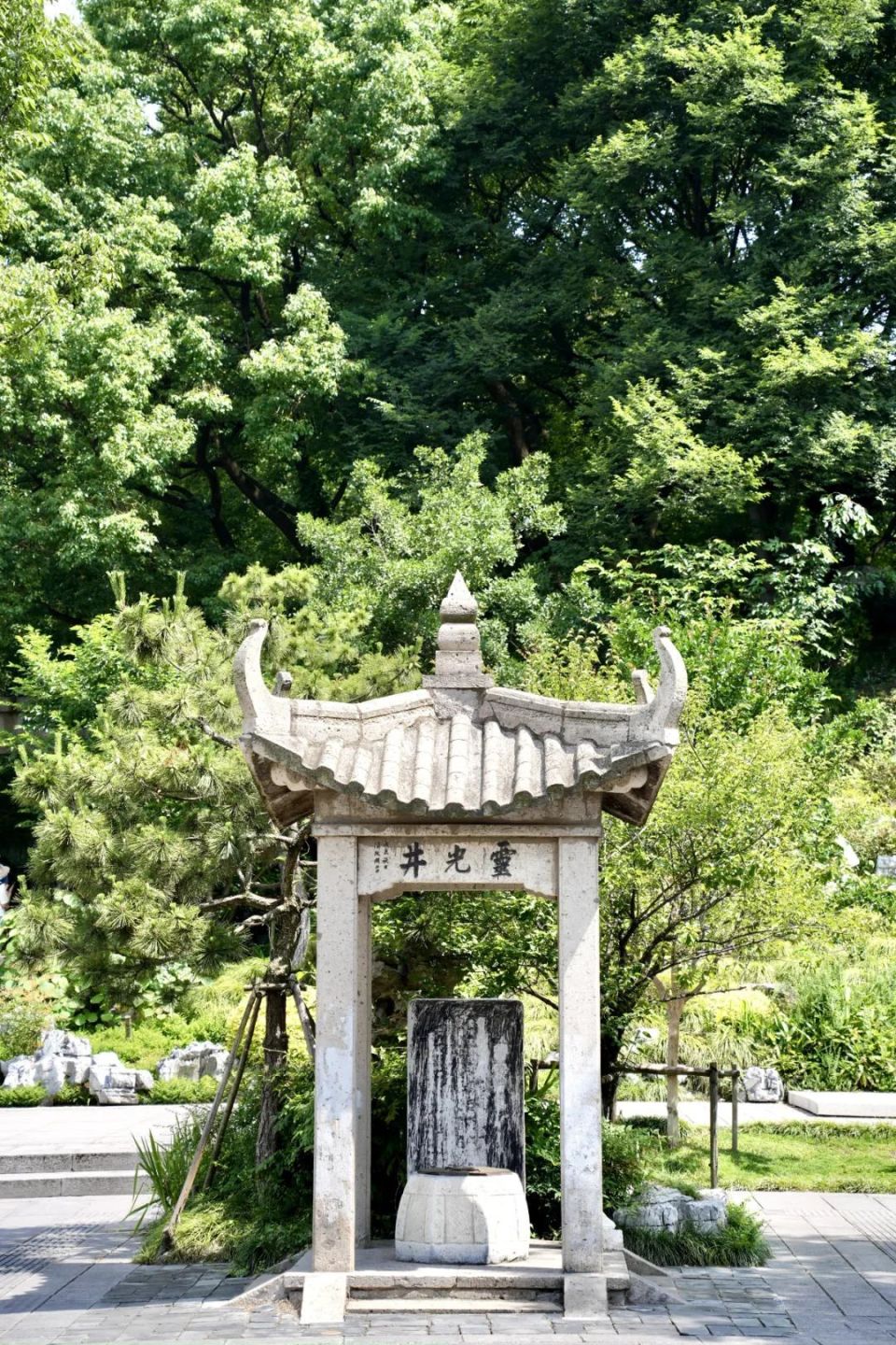 瓶山的南门如今,比较科学的说法是,嘉兴城中挖河去淤,淤泥堆砌于此