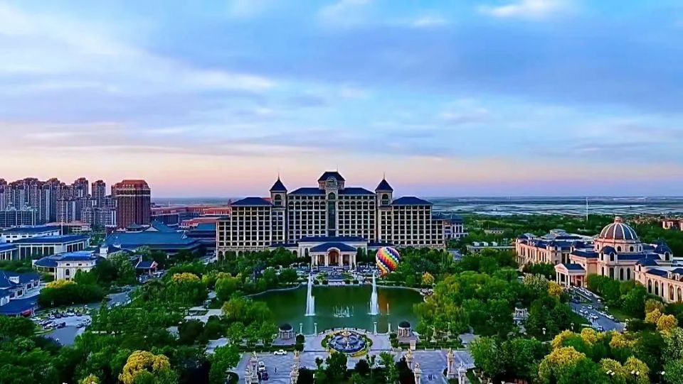 天津观湖城堡酒店位于享有中国温泉之乡的东丽湖温泉旅