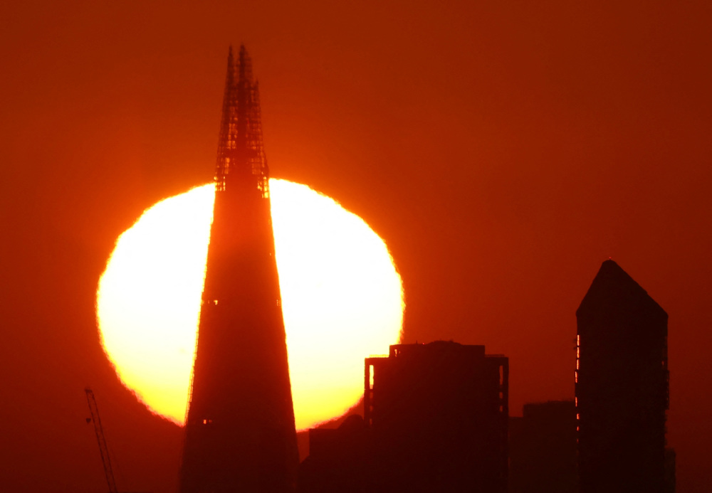 新华社/路透这是8月12日在英国伦敦里士满公园拍摄的日出景象.