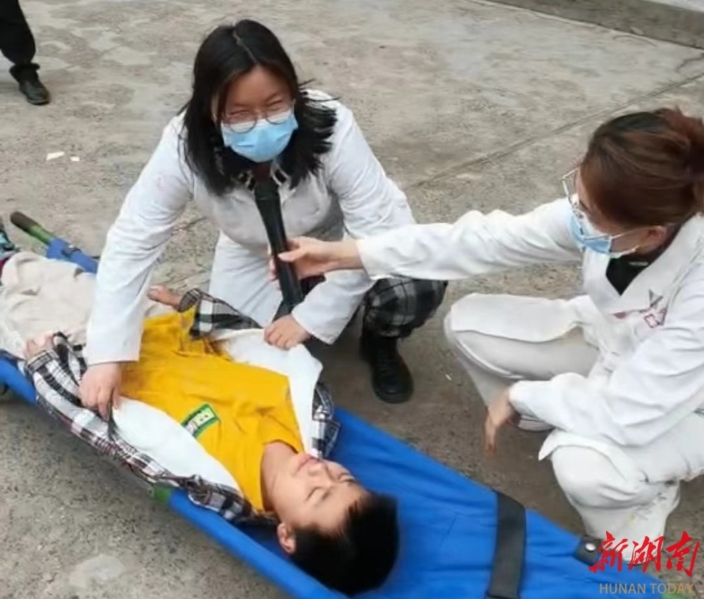 东安新圩江镇卫生院开展防溺水急救演练进校园活动