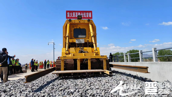 乌高速特大桥施工现场,随着首对500米的长钢轨在铺轨机牵引下缓缓牵出