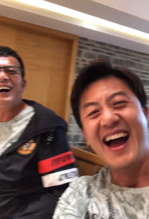 黄日华和卫志豪在一旁看热闹不嫌事大,笑得很大声.