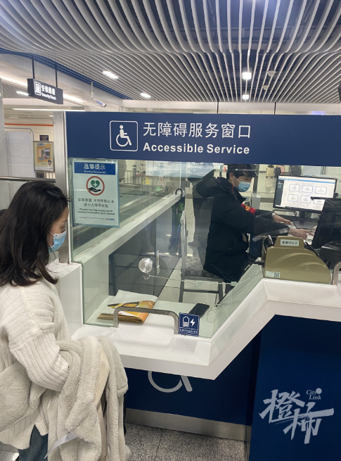 地铁1号线打铁关站,2号线武林门站,5号线宝善桥站,在站厅的人工服务台