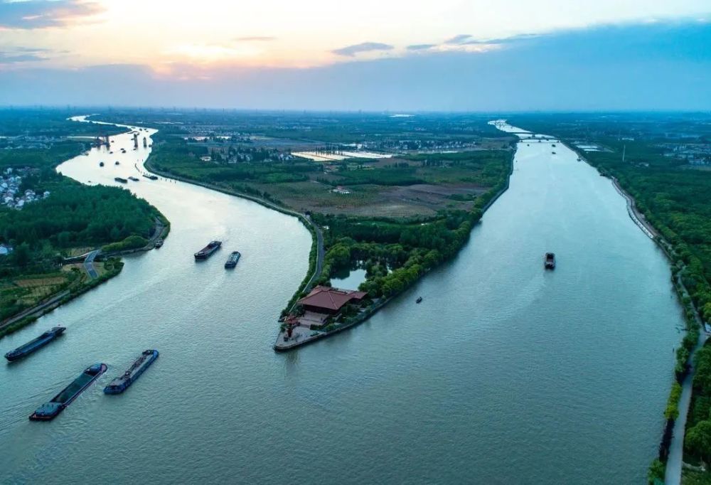 "浦江之首"又名"浦江源头"或"浦江源",苏浙蜿蜒而来的斜塘江,圆泄泾在