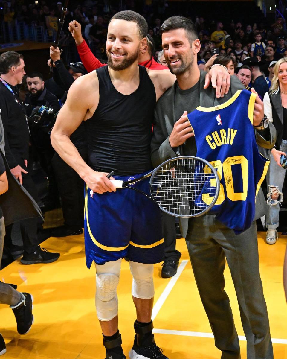 小德晒自己与詹姆斯库里合影祝两位历史级超巨好运