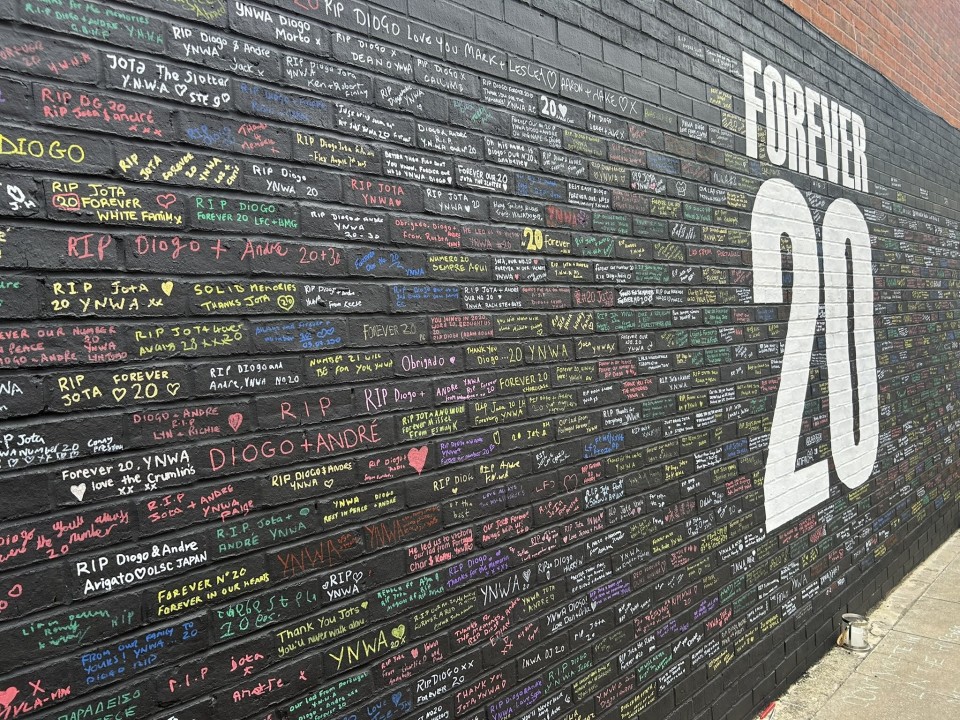 Forever20，安菲尔德的若塔纪念墙上已经写满球迷的悼念_1