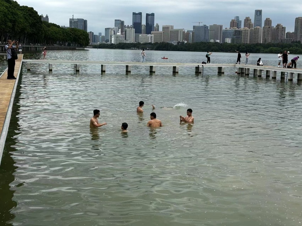 武汉凌波门重新开放:市民趁午休过来游泳,武大毕业生打卡留念