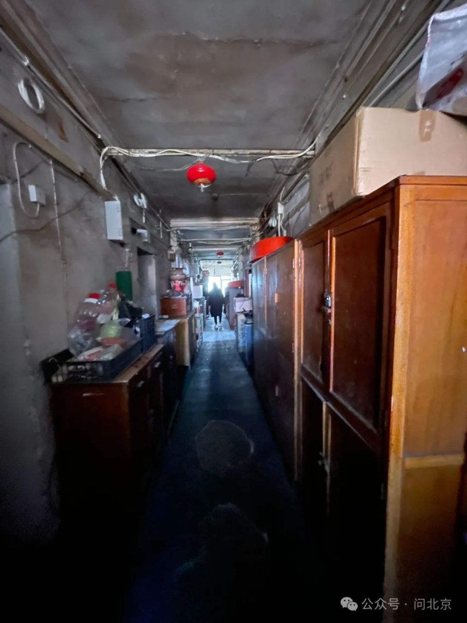 记者跟随居民进入筒子楼内,两侧的墙皮上布满了斑驳的污渍,各种线路贴