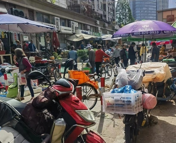 摊贩"打游击"夹弄沦为马路菜场 环境脏乱有路难行