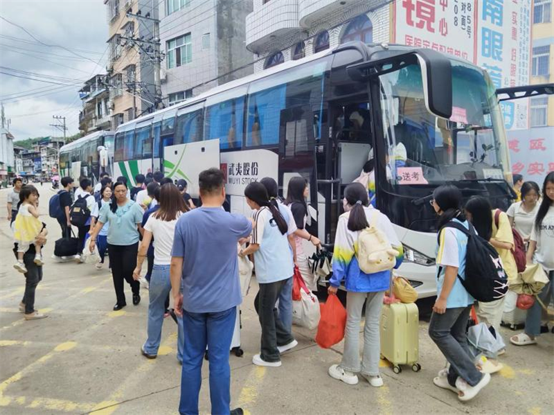中考首日 我省道路运输部门暖心护考