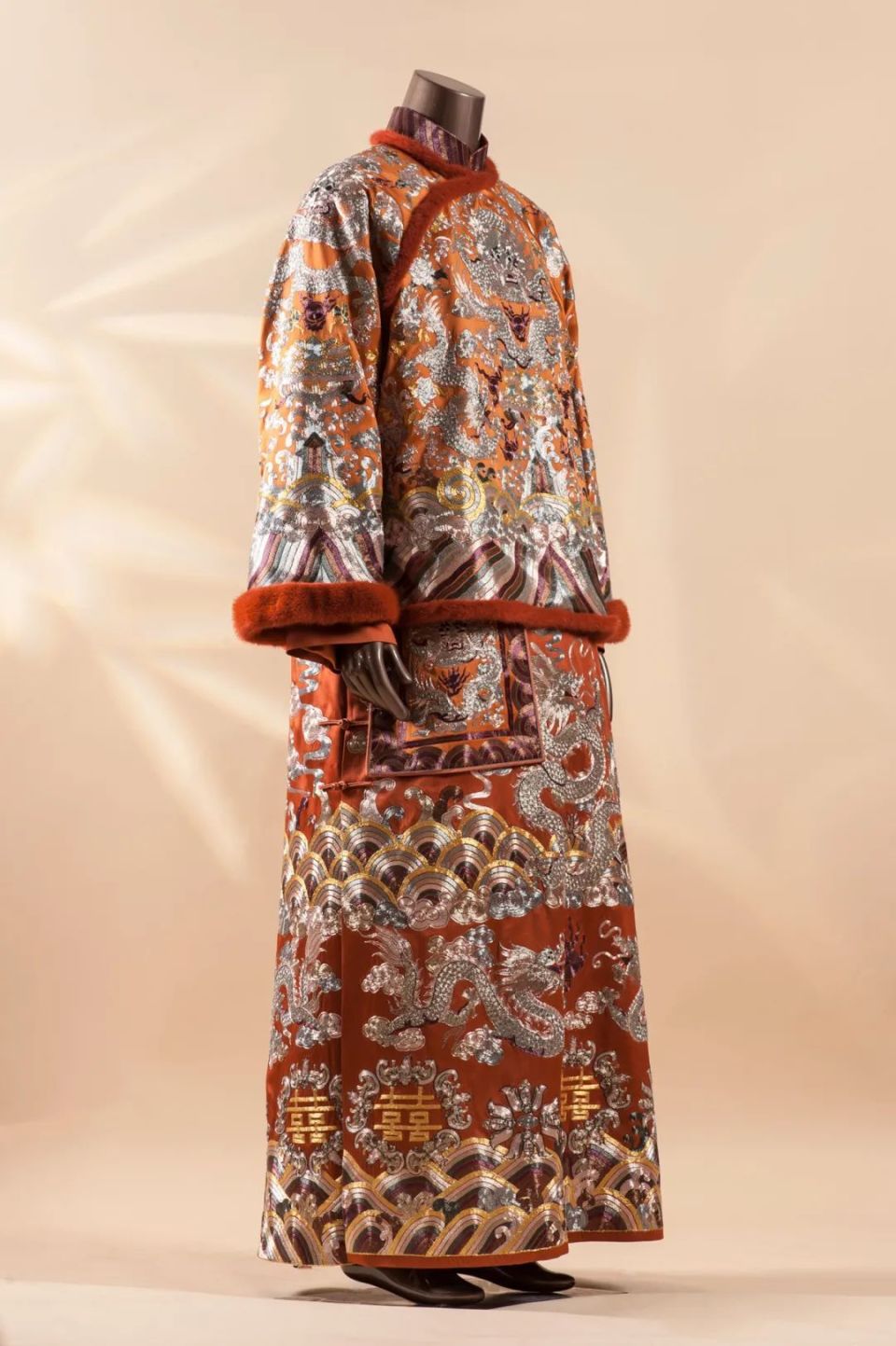 那件潮绣褂皇,启发她设计出中国女孩最美的裙子_腾讯新闻