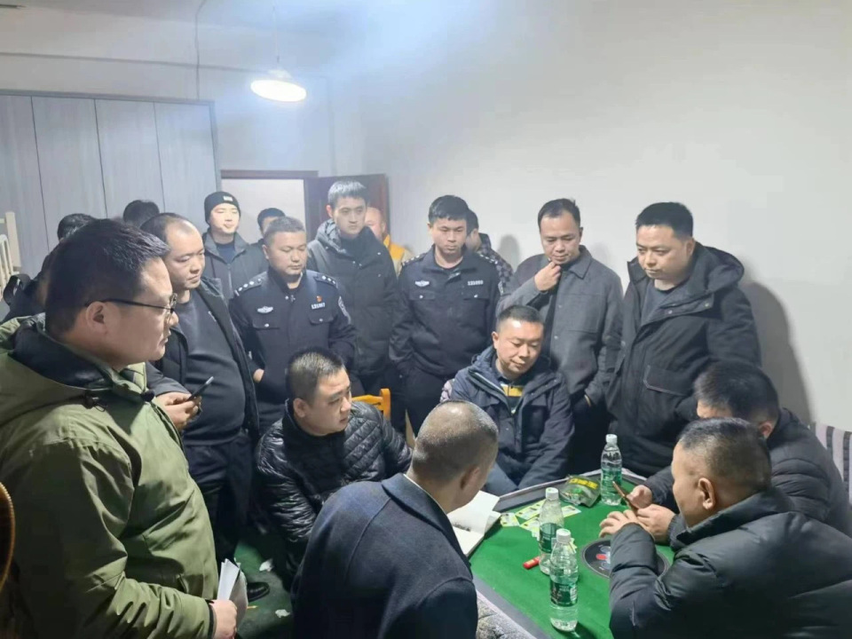 涉案金额达1000余万益阳某小区内暗藏诈骗窝点现场抓获10人