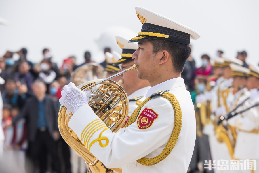 英姿飒爽海军军乐团亮相小麦岛