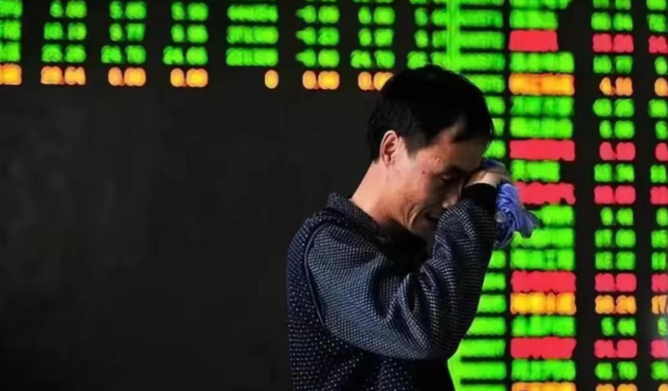 荔枝網(wǎng)新聞：跑狗圖正版高清新一代論壇國內(nèi)套現(xiàn)7個億后，她露出了身后的美國國旗，一家7口共套現(xiàn)20億