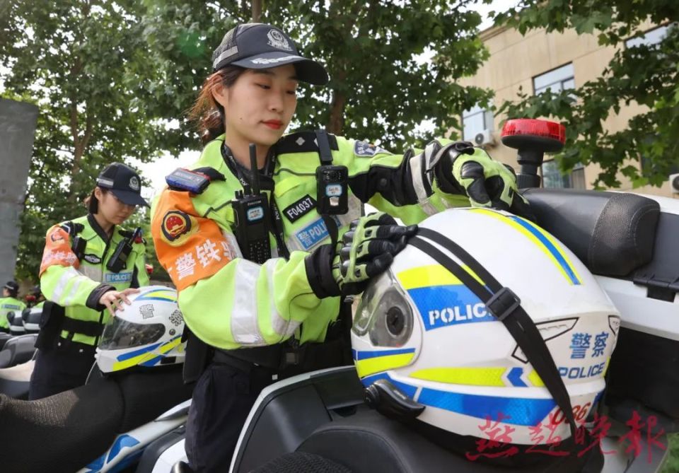 高考首日 25名女骑警护航高考
