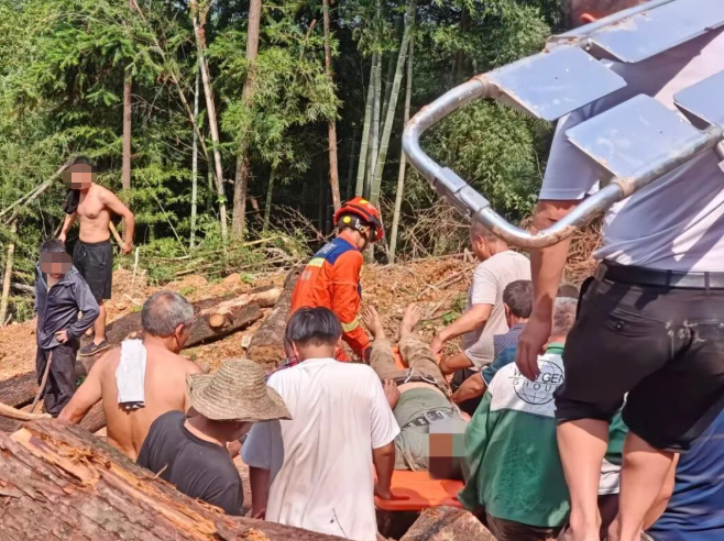 挖掘机侧翻沿陡坡滚落百余米，驾驶员被甩出！施工现场安全无小事_腾讯新闻