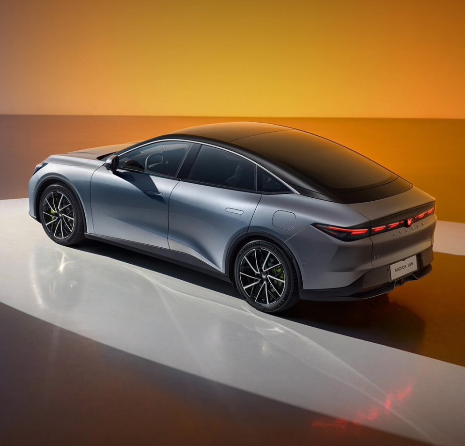 68 万元起,极狐阿尔法 s5 纯电中型轿车上市:全域 800v 架构