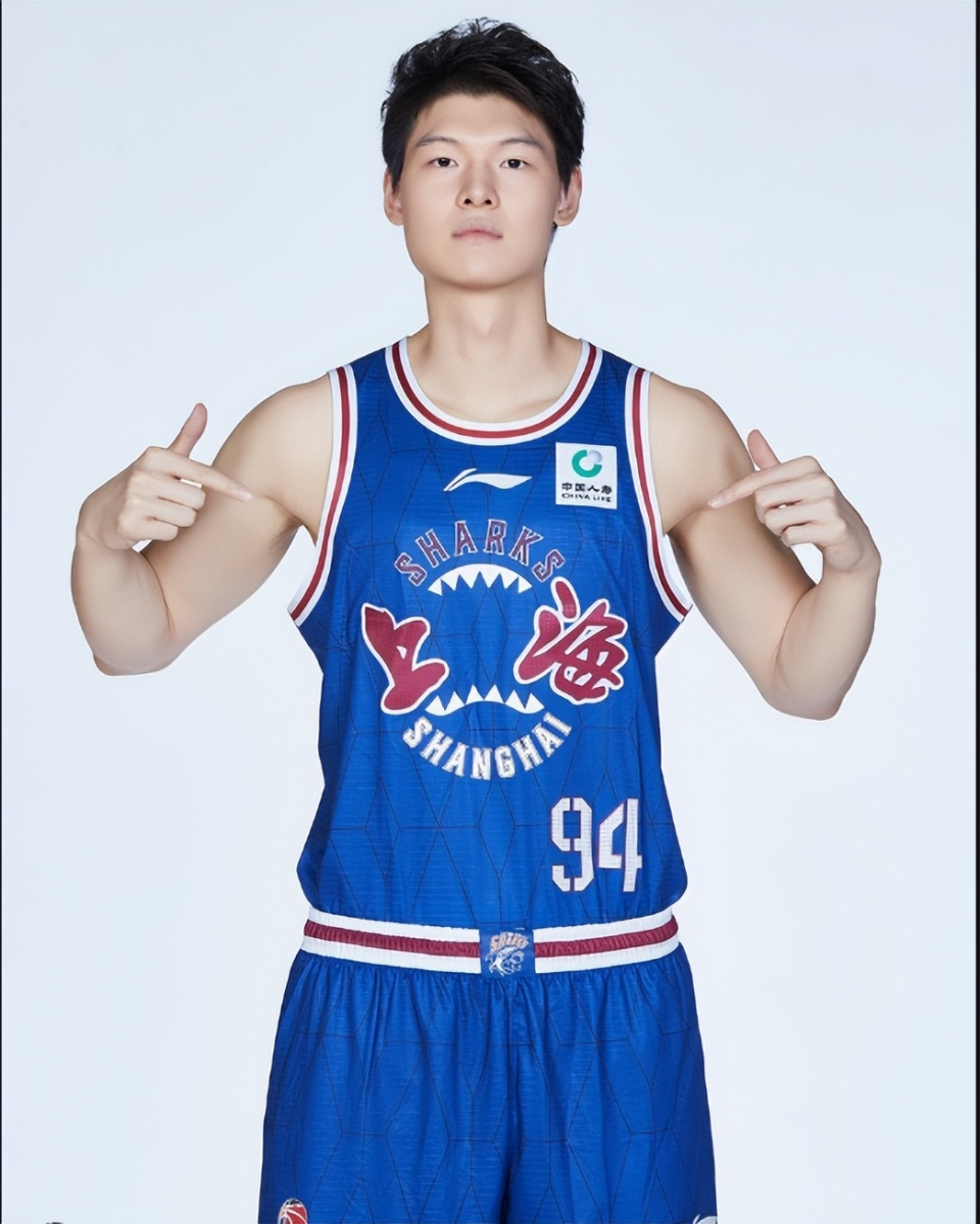 王哲林染一头金发帅气复出,和西热力江谈笑风生毫无压力