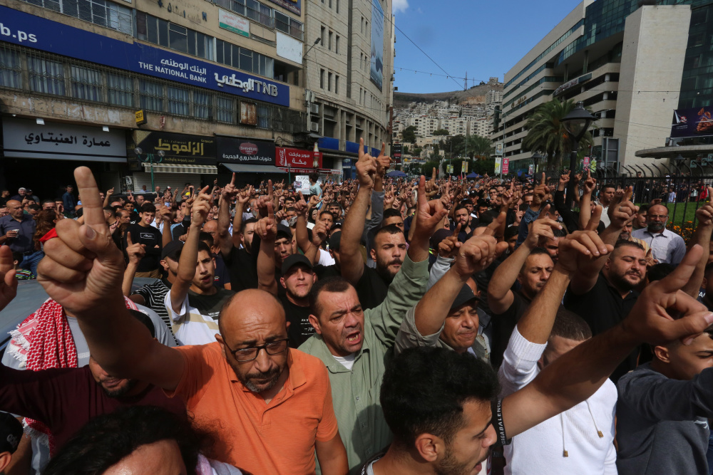 10月18日,在约旦河西岸城市纳布卢斯,民众上街游行抗议加沙医院遭袭.