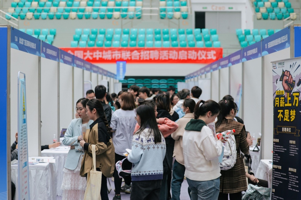 这场招聘会千余岗位月薪过万不少毕业生表示先就业再择业