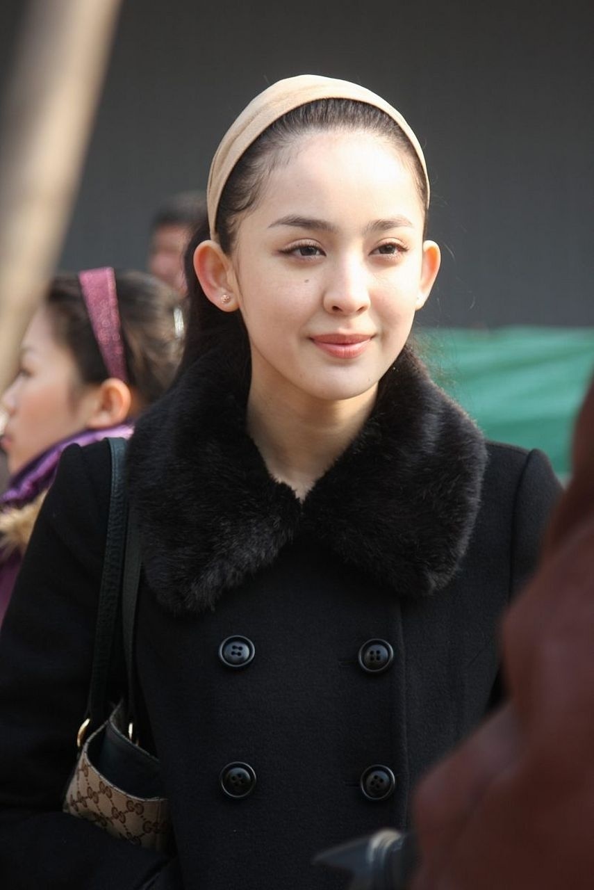 娜扎被传当年高考596分,成为北电第一名,工作室回应:此消息为假,没有