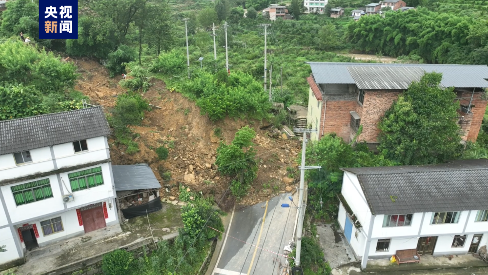 重庆云阳县平安镇龙塘社区发生山体滑坡阻断道路