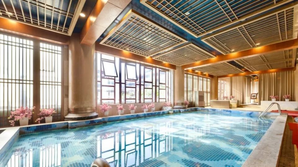 3000㎡大型室内温泉水疗馆,数十款水疗设备为您提供服务;室内温泉池共