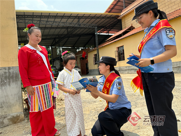 云南芒市:畹町边检站芒海分站泼水送法进乡村