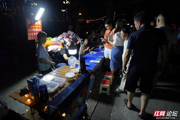 夏夜长沙地摊经济火热,街头巷尾洋溢着浓浓烟火气