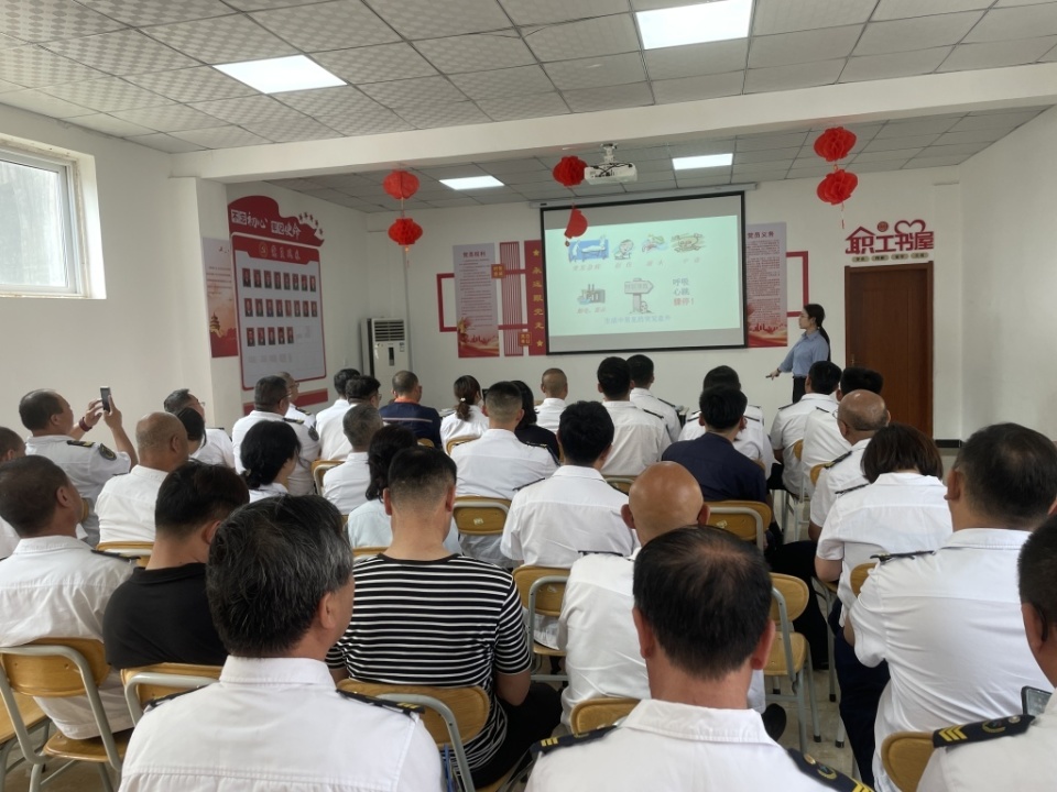 半岛全媒体记者 王洪智 通讯员 朱晓伟5月20日是全国公交驾驶员关爱日