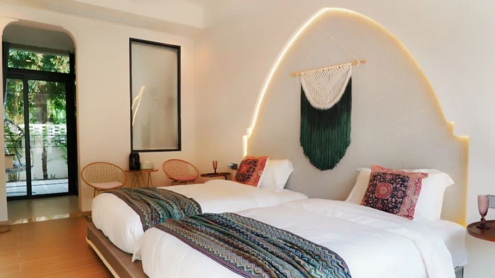 民宿设计以摩洛哥风格为主,独特花纹的瓷砖和拱形门窗,在旅客住宿的