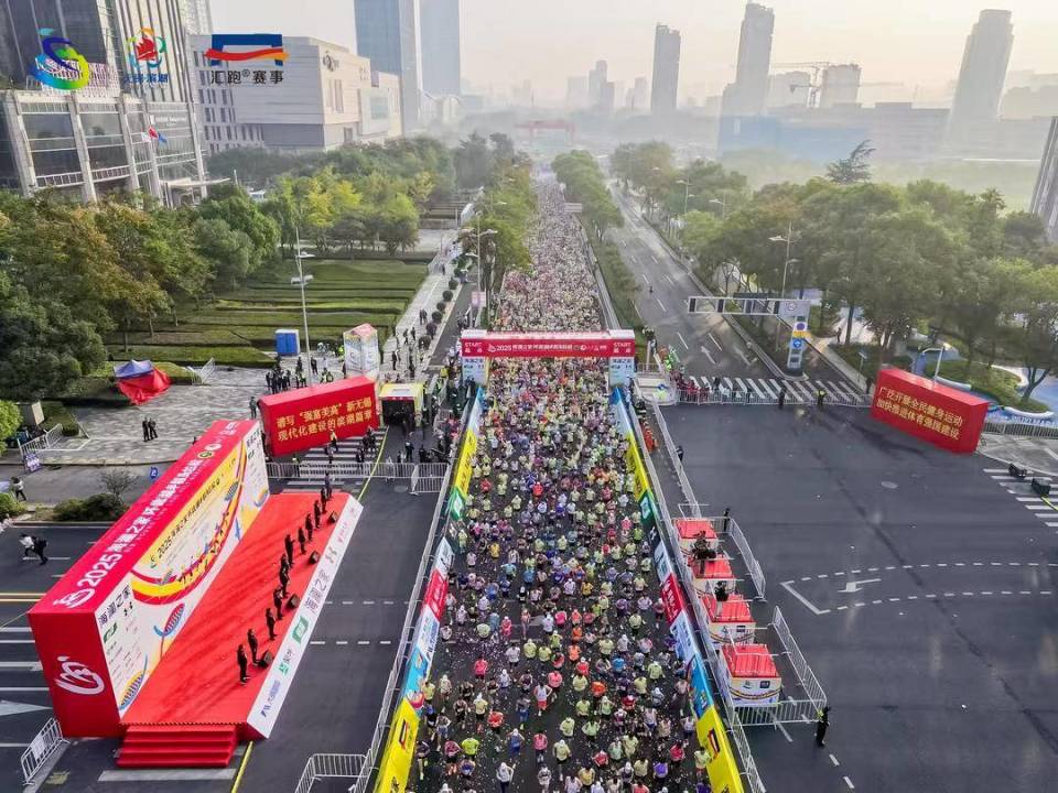 奔跑在最美湖湾！2025海澜之家环蠡湖半程马拉松鸣枪起跑