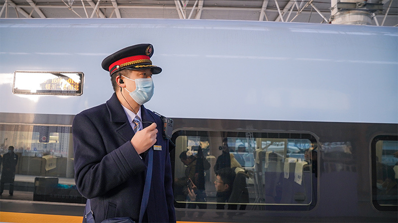 銀川客運段供圖銀川至貴陽北直達動車1月10日啟程,列車員正在檢查行李