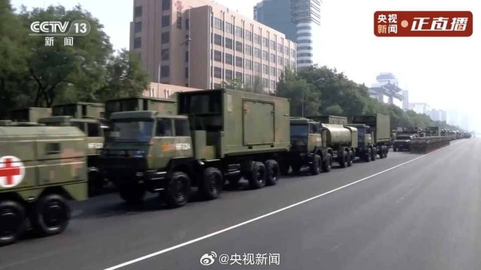 DF61导弹、歼20S，震撼亮相阅兵场！_腾讯新闻