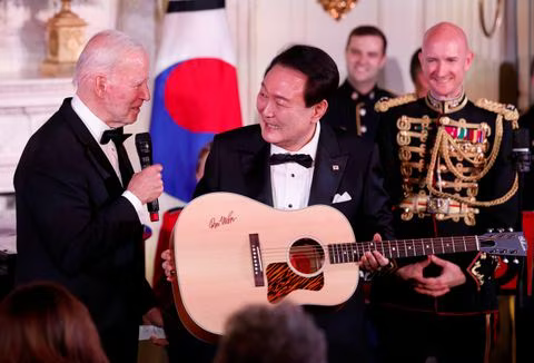 韩总统尹锡悦白宫献唱，拜登都被“惊”