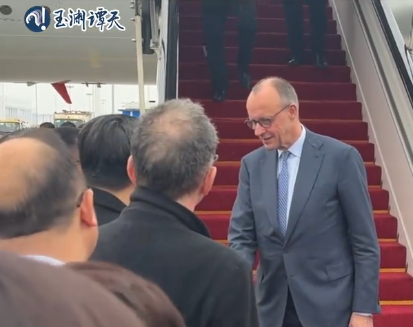 德国总理率团参访宇树科技，德企高管说“老师变学生”，奔驰、宝马CEO围观中国机器人：一个踮脚看，一个录视频发给家人_腾讯新闻
