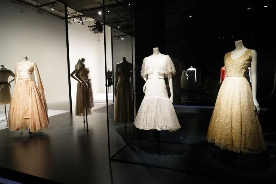 香奈儿中国首个作品回顾展亮相上海当代艺术博物馆，呈现“时尚宣言”_腾讯新闻