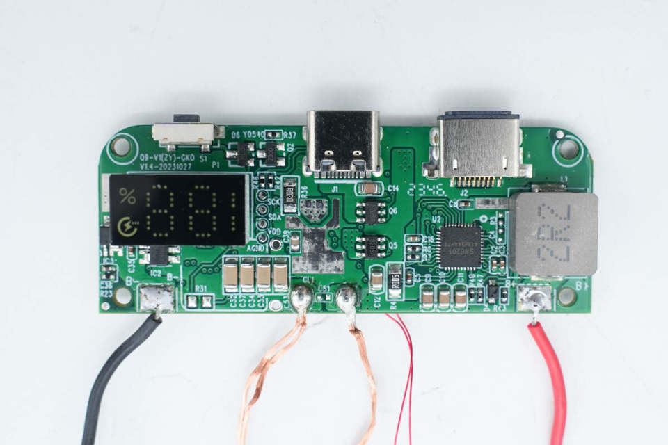 上方左侧焊接微动按钮,usb-c母座和lightning母座