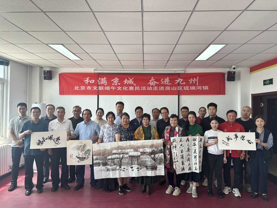 镇文化活动中心内,杨广馨,张伟民,李钊,李猛等书法家现场挥毫,在应季